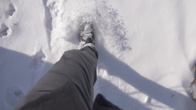 POV男子在雪地上行走慢动作180fps