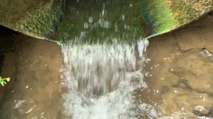废水，泥浆从管道流入河流，环境污染，环境被污染
