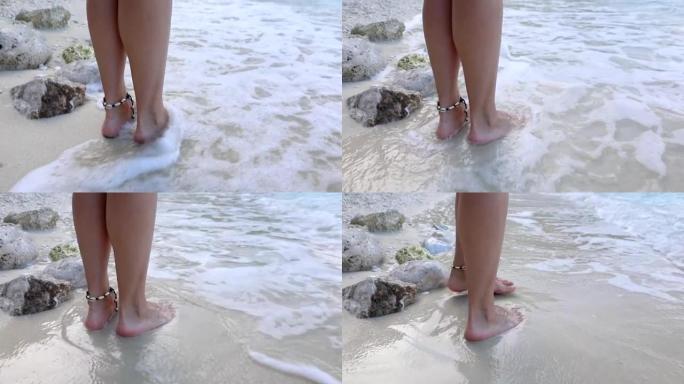 海浪中的女人腿暑假概念