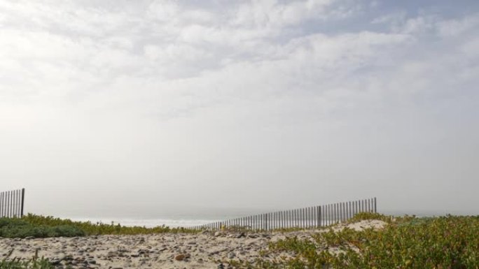 木制栅栏，美国加利福尼亚州桑迪米斯蒂海滩。太平洋海岸，海边雾霾。