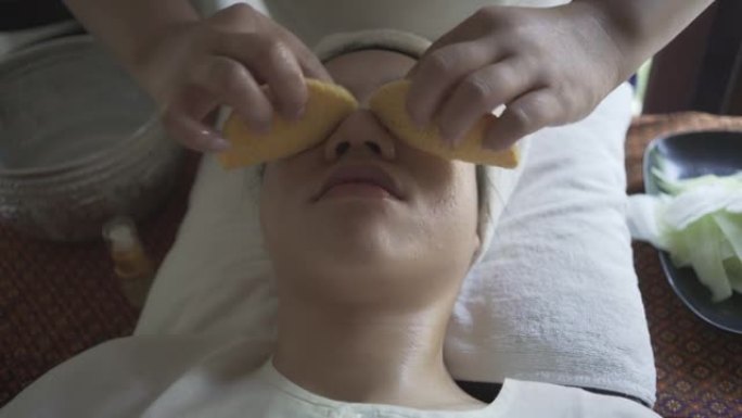 女人在水疗中心做面部护理