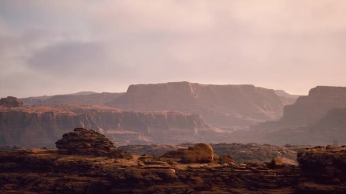 日出时美丽峡谷的风景如画的全景。美丽山石的三维真实感可视化。