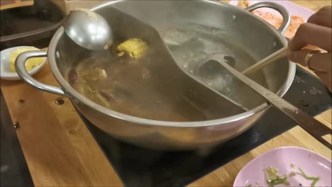 锅里的沙锅正在沸腾