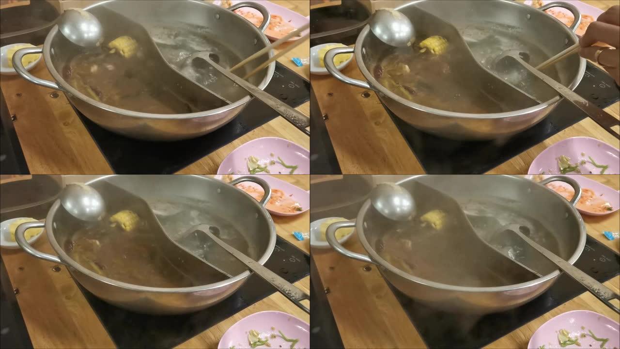 锅里的沙锅正在沸腾
