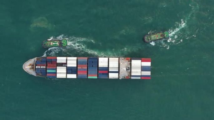 向客户运送进出口货物集装箱的货船的俯视图