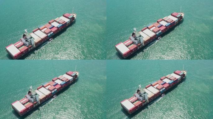 泰国春武里府-2021年5月8日: T.S. 线集装箱船在海上水域翻船