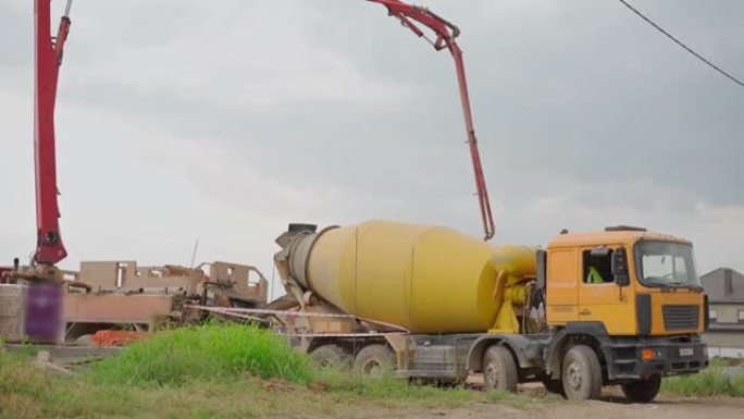 混凝土卡车在建筑工地卸载混凝土