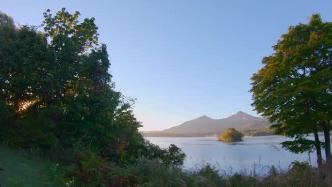 福岛县的万代山和海原湖被日出照亮