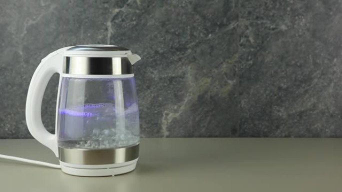 电热水壶里的水正在沸腾。沸水作为热饮。
