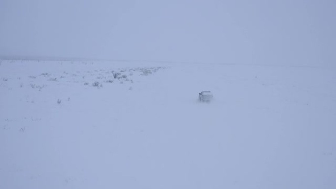 SUV行驶在雪道上