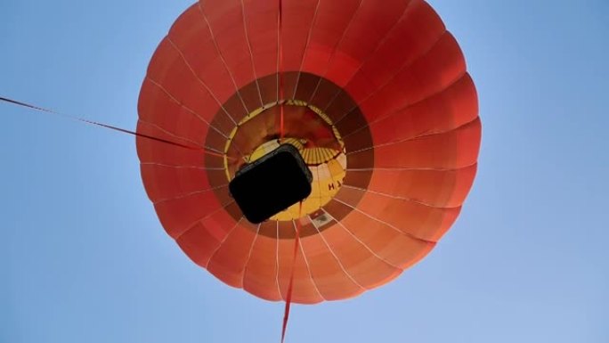 从平地起飞的热气球