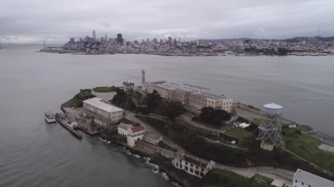 旧金山湾恶魔岛的鸟瞰图。美国。最著名的恶魔岛监狱，监狱。观光的地方。背景中的旧金山城市景观。多云的天