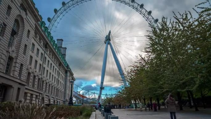 伦敦市中心伦敦眼摩天轮的延时视图。