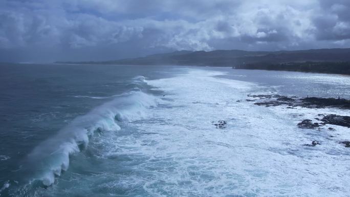 【4K航拍】大气磅礴海浪涌向岸边唯美镜头