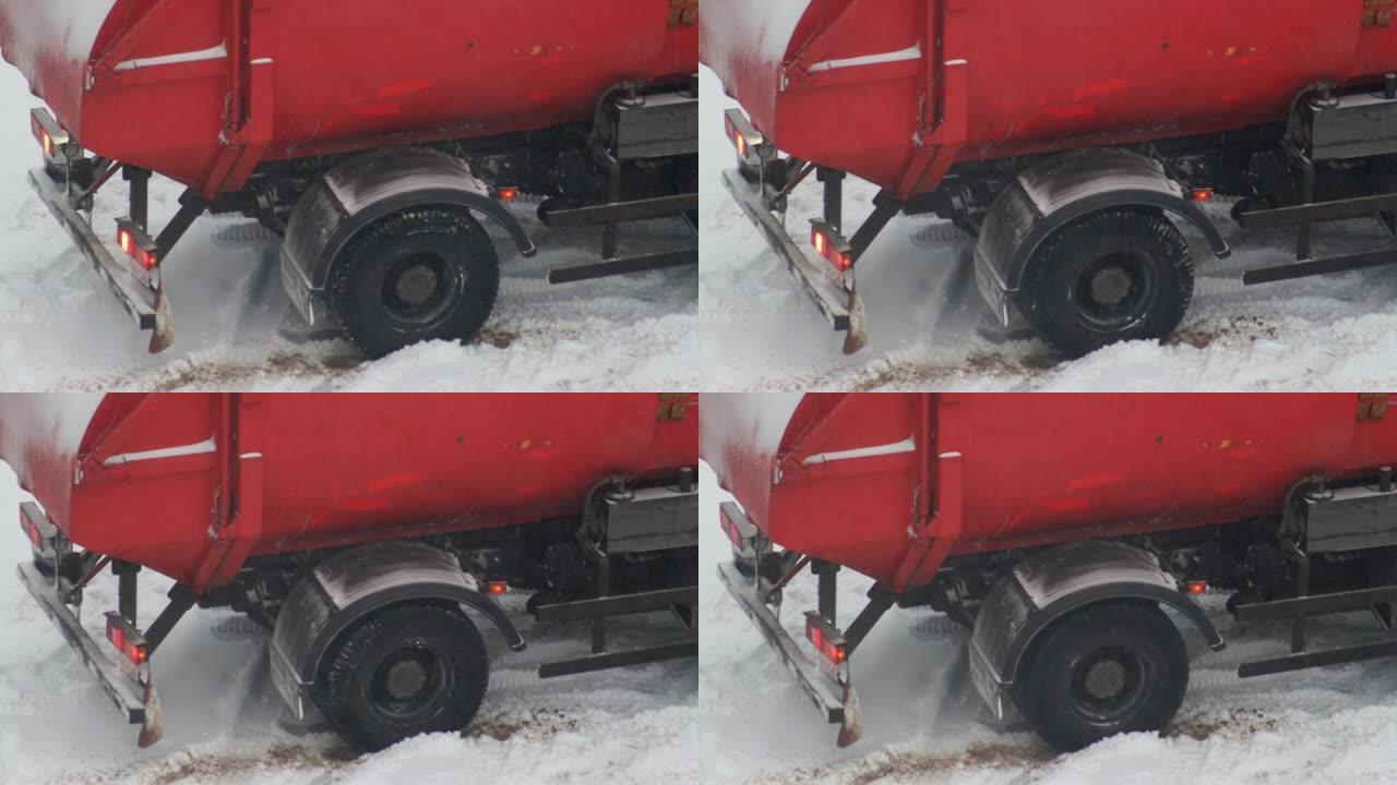 垃圾车在冬天的雪地里熄火了。冰雪上的冬季轮胎，车轮旋转
