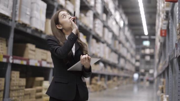 女商人在仓库检查用品