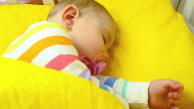 婴儿睡在婴儿床里。选择性聚焦。