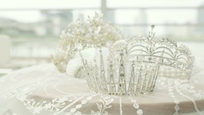 户外餐桌上的钻石皇冠、婚礼配饰、新娘装饰、人造钻石、施华洛世奇