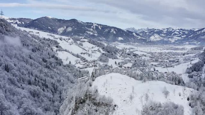 被雪覆盖的山脉中的枞树