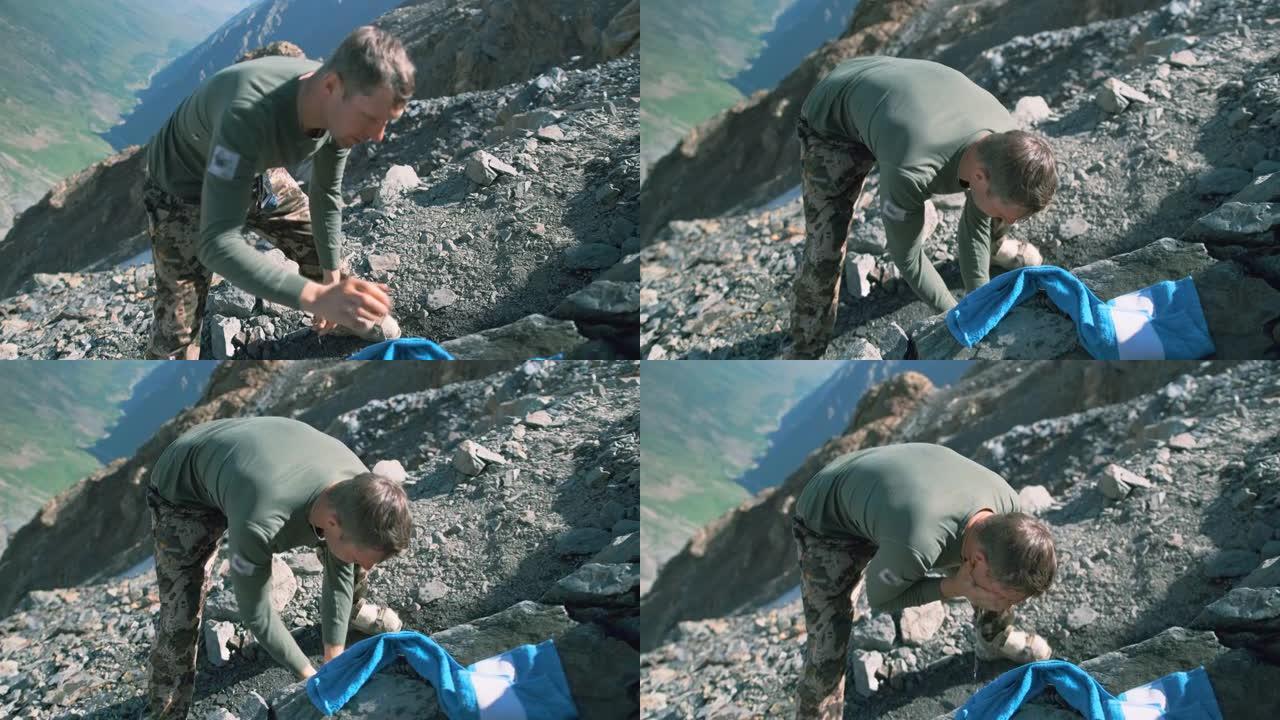 一名男子在远足中爬山后洗脸。