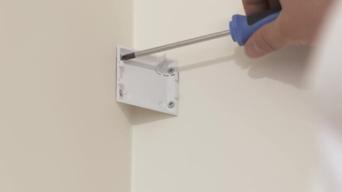 室内安防系统设备，安装智能运动传感器，无线报警运动检测器安装在房屋墙壁上。