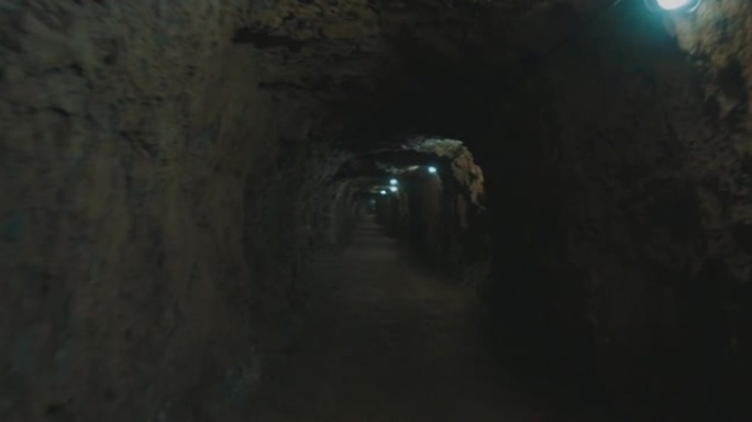 穿过矿井隧道