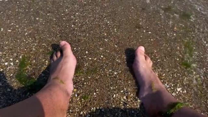 海浪背景下的人类腿