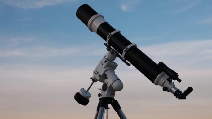 天文望远镜和天空的轮廓。