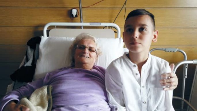 与家人一起玩的高级妇女，孙子手术后探望她，专注于患者