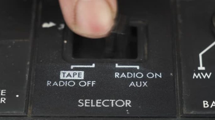 特写。打开和关闭收音机。手动切换磁带或aux。