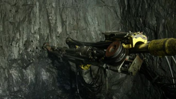 在矿山中钻探铁矿石
