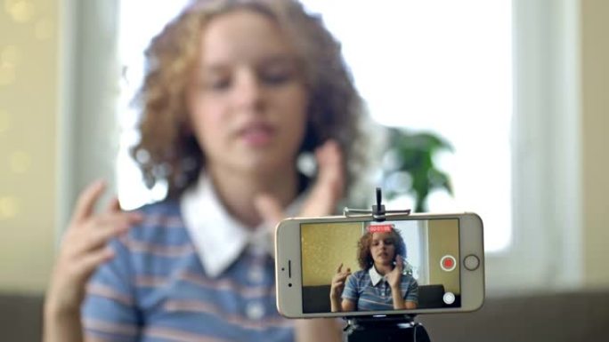 青少年社交媒体视频博客拍摄vlog，手机流媒体在线播客
