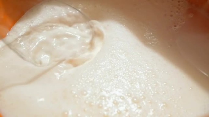 厨师用搅拌器鞭打有机牛奶奶油