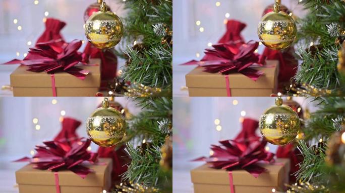 圣诞快乐。圣诞球和礼物放在圣诞树树枝和闪亮的灯光旁边的白色木桌上。降临节。贺卡。