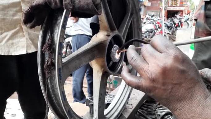 通过铝气焊在合金车轮上制造轴承座的焊工