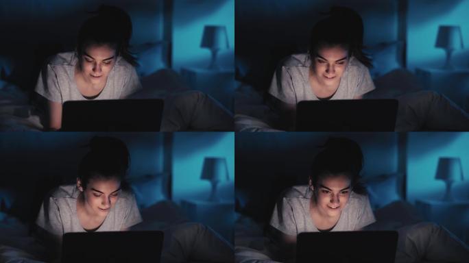 夜间聊天网瘾快乐女人笔记本电脑床