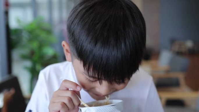 亚洲男孩喜欢吃面条杯