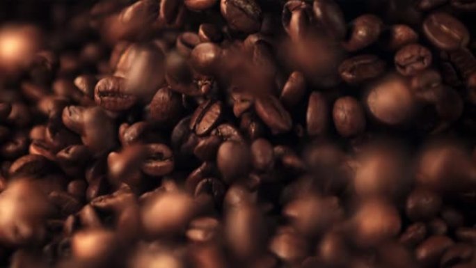 超慢动作咖啡豆翱翔而坠。以1000 fps的高速相机拍摄。
