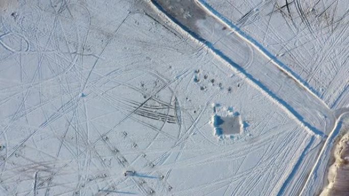 高空中无人机视角在白雪覆盖的冰河中拍摄各种轨道，覆盖着拉瓦尔西部伯格斯-德-夸特雷斯-通风口