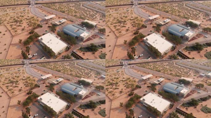 美国海关和边境保护局、新墨西哥州圣特雷莎、墨西哥入境口岸和国际边境墙的空中无人机视图