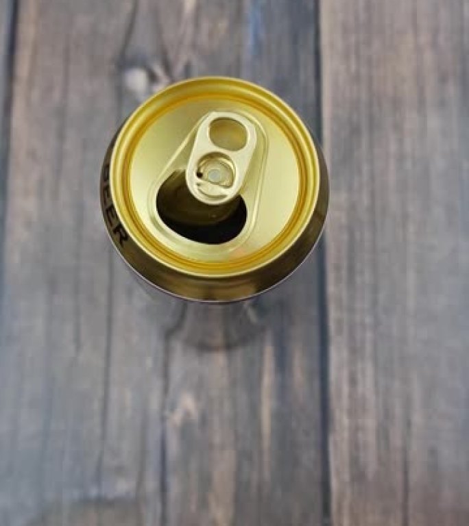 打开一罐啤酒。特写镜头中的啤酒罐。