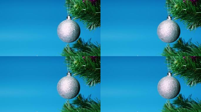 圣诞背景复制空间，新年树上的银色玩具