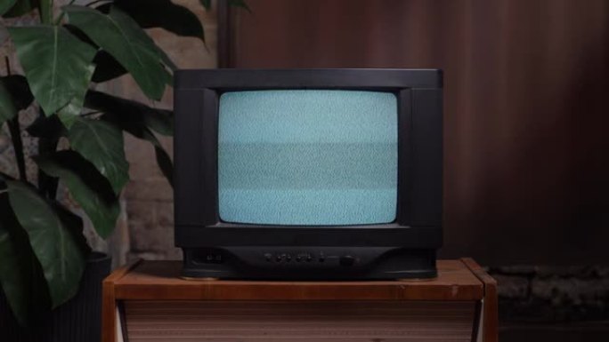 家用室内旧电视机。不良的电视信号噪声。90年代复古电视屏幕静电噪音。客厅旧电视机。模拟静态效果复古电