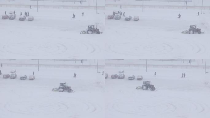 街上用拖拉机除雪