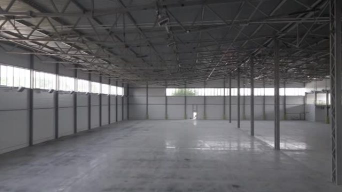 现代宽敞的空大型仓库机库