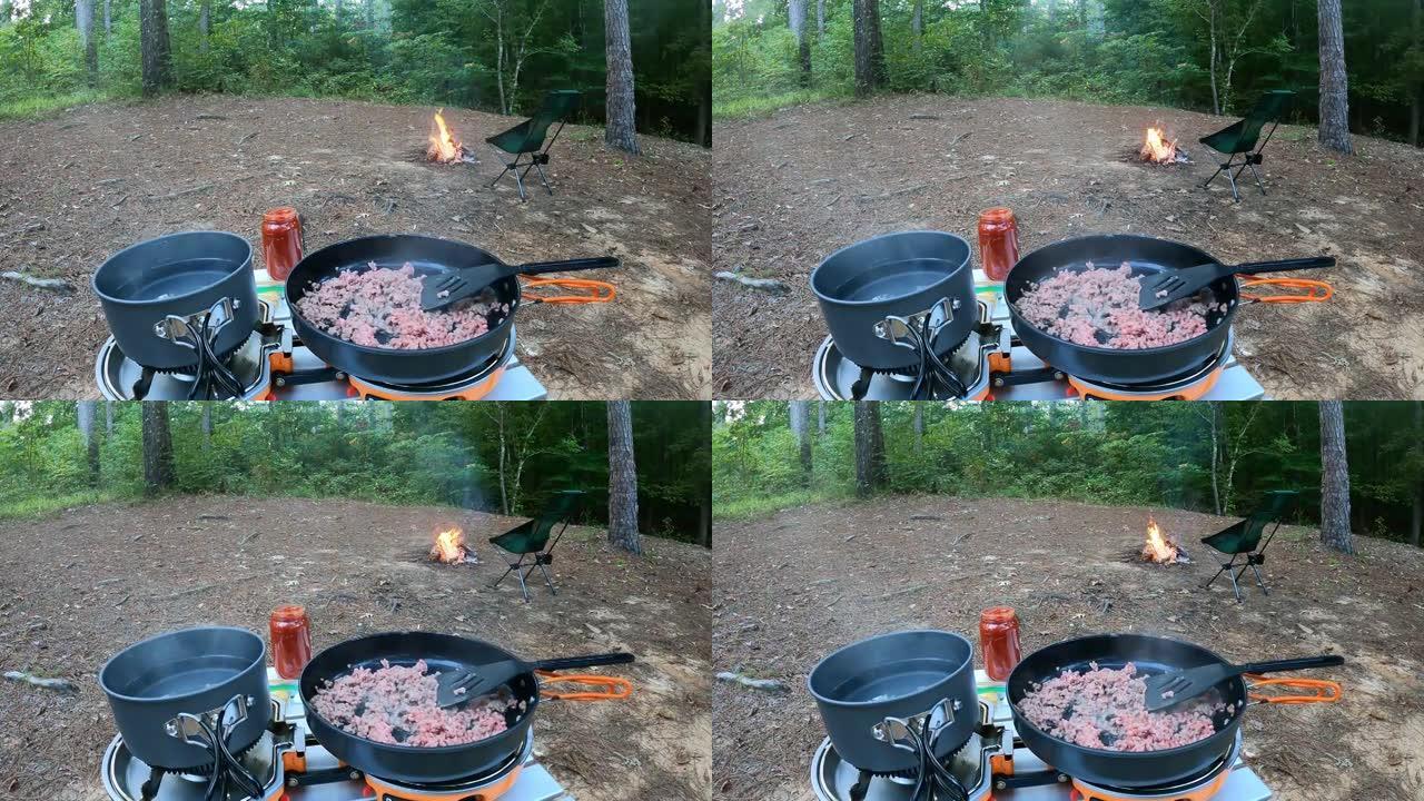 露营地野营炉上的褐变肉