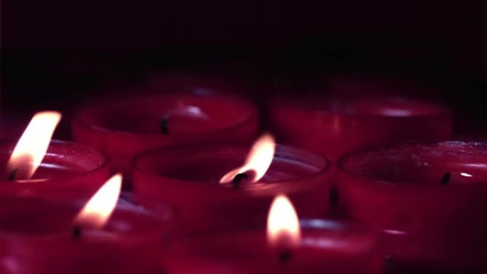 黑色背景下漂浮在燃烧的红色蜡烛上的红色粒子的数字组成