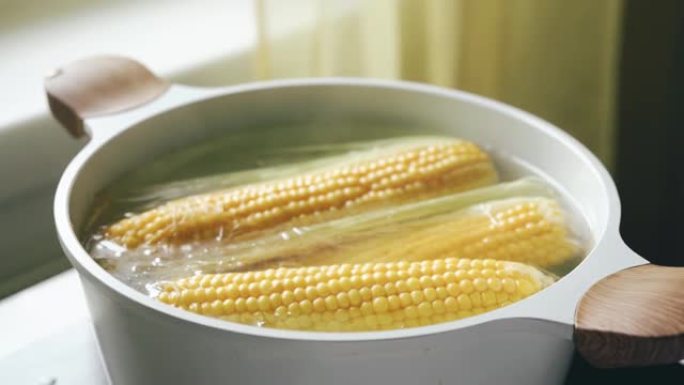 玉米棒上的玉米在锅中沸腾