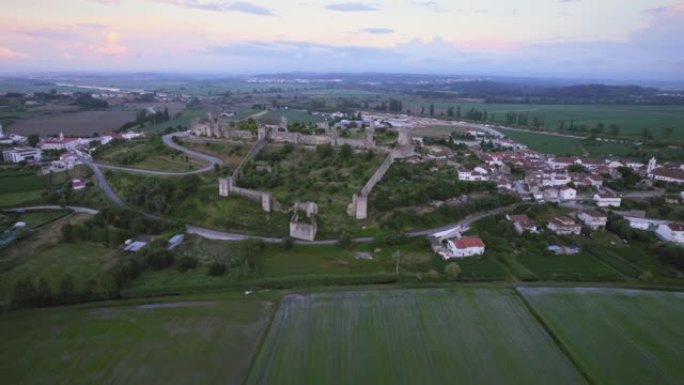 从1139看科英布拉区蒙特莫-奥维略城堡的鸟瞰图。