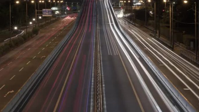 延时-夜间高速公路上的光迹，长时间曝光修复。